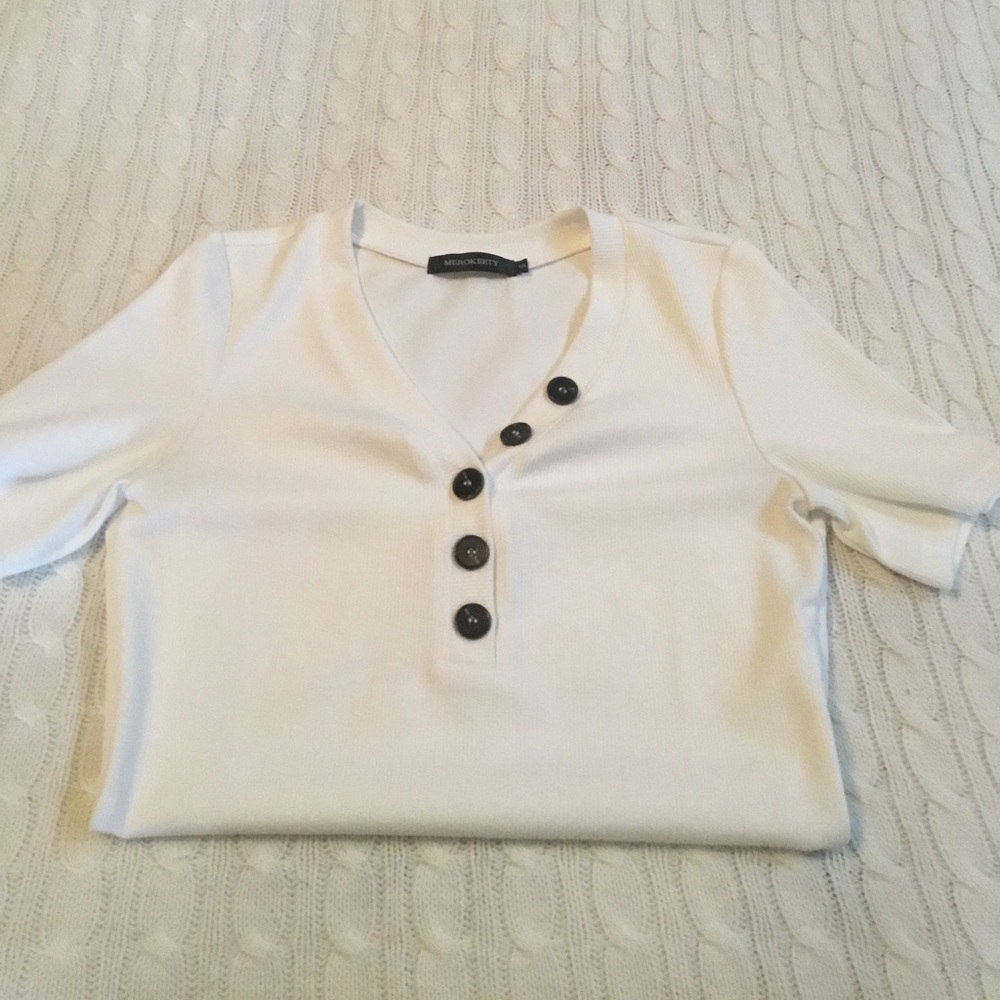 Women’s white top